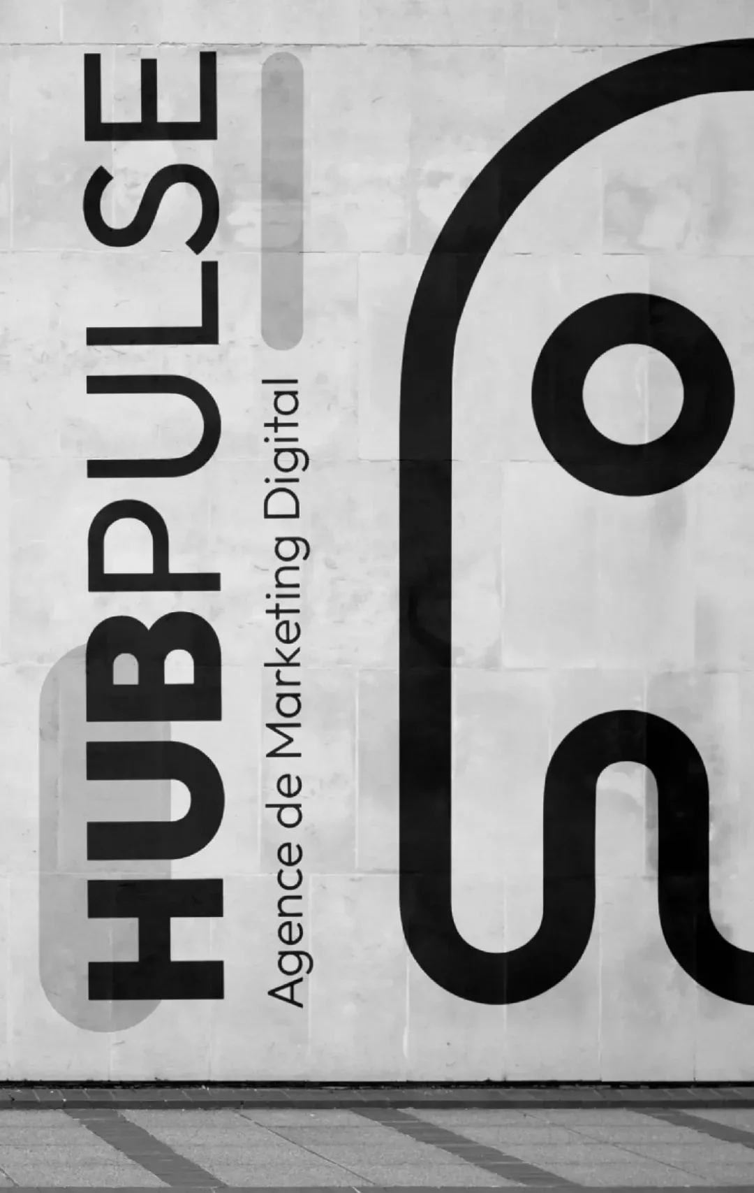 nom de l'entreprise et le logo affiché sur un mur dans la rue version zoomé