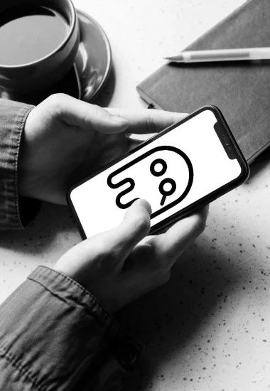 mockup pour le pole seo avec le logo de l'entreprise et une loupe