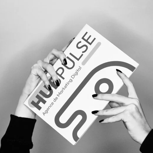 mockup pour le pole consulting avec le nom de l'entreprise et le logo