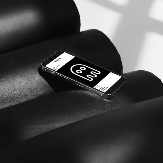mockup pour le pole social media avec le logo de l'entreprise sur Instagram